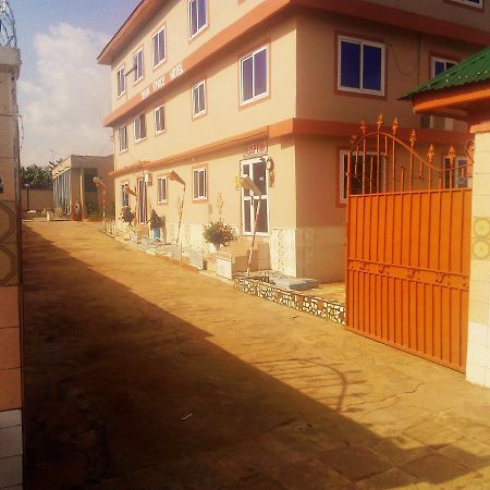 Open Space Hotel Kumasi Exterior foto